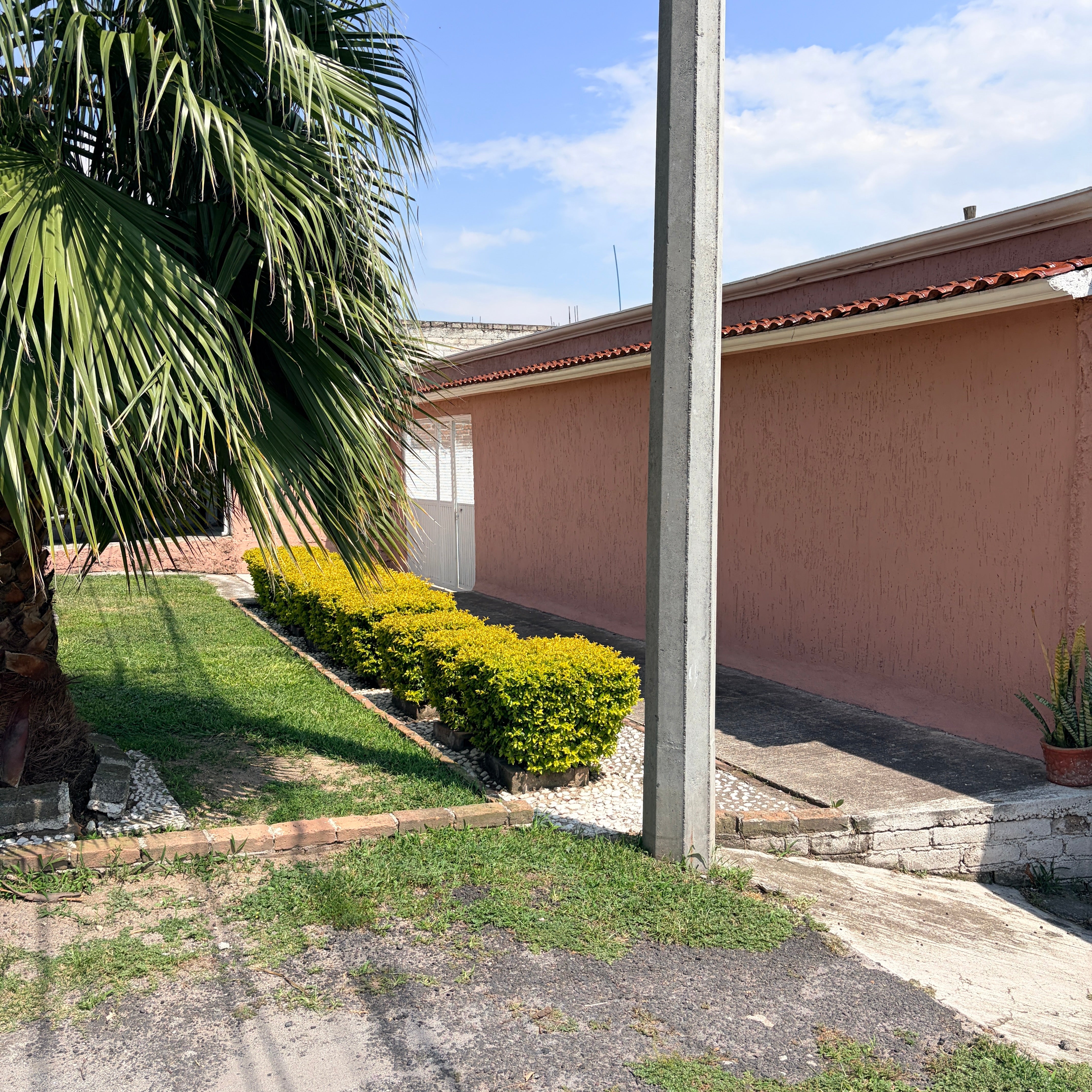 CASA A PIE DE CARRETERA FEDERAL • EN LA YEGÜERÍA• ZINAPÉCUARO MICHOACÁN