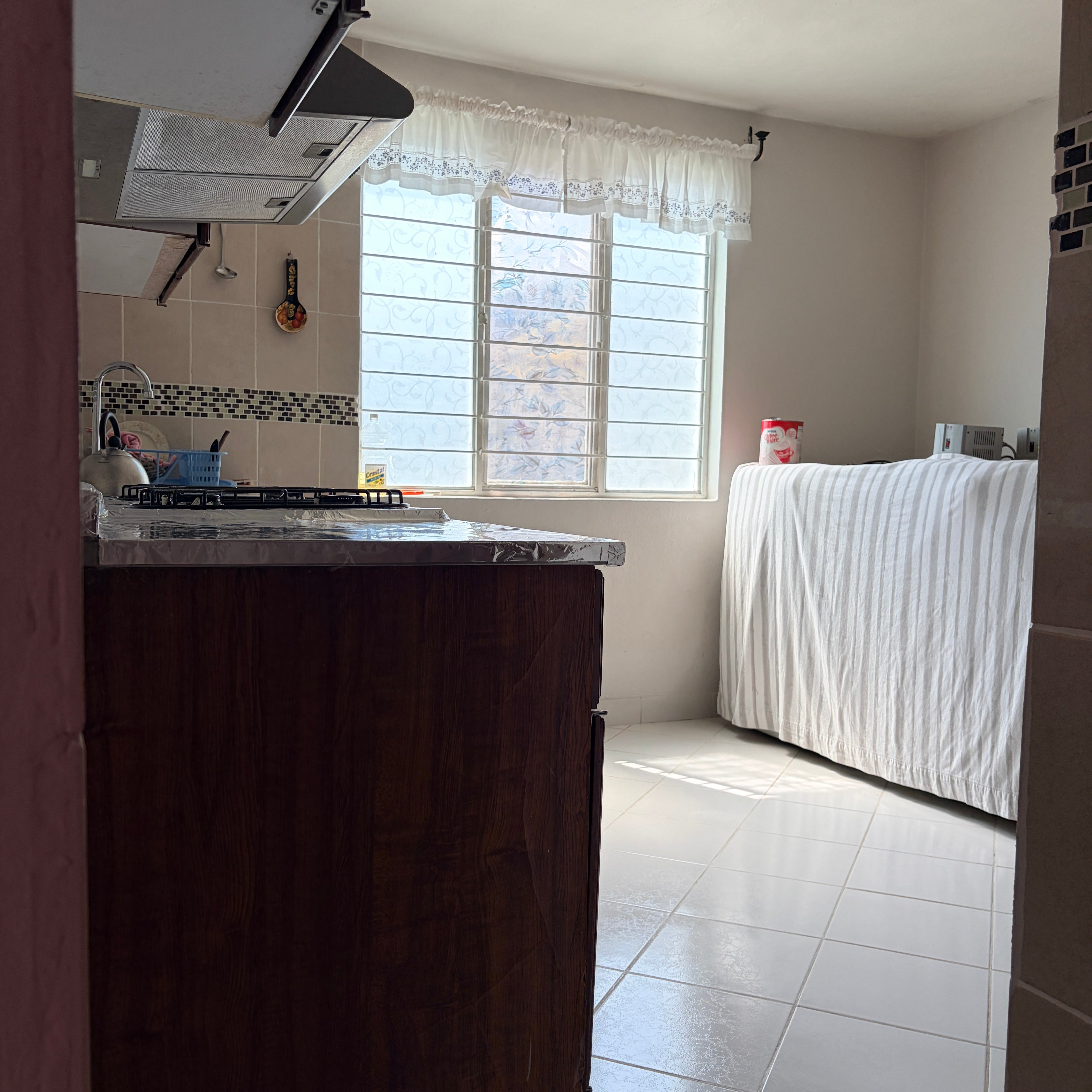 CASA A PIE DE CARRETERA FEDERAL • EN LA YEGÜERÍA• ZINAPÉCUARO MICHOACÁN