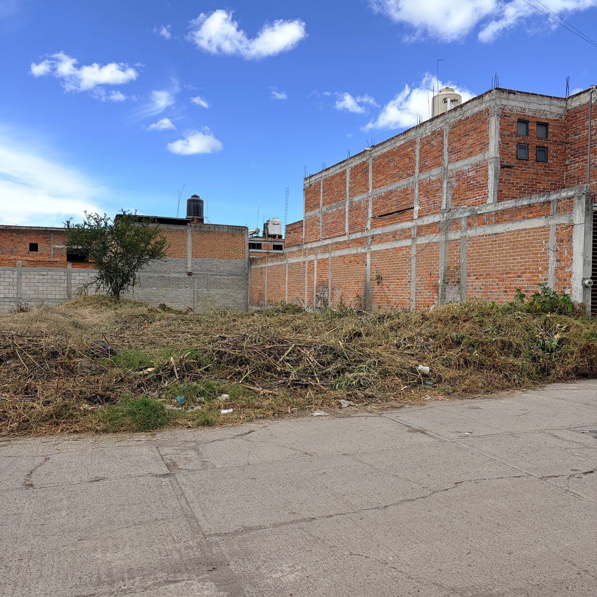 TERRENO A 3 CUADRAS DEL CENTRO DE ZINAPÉCUARO