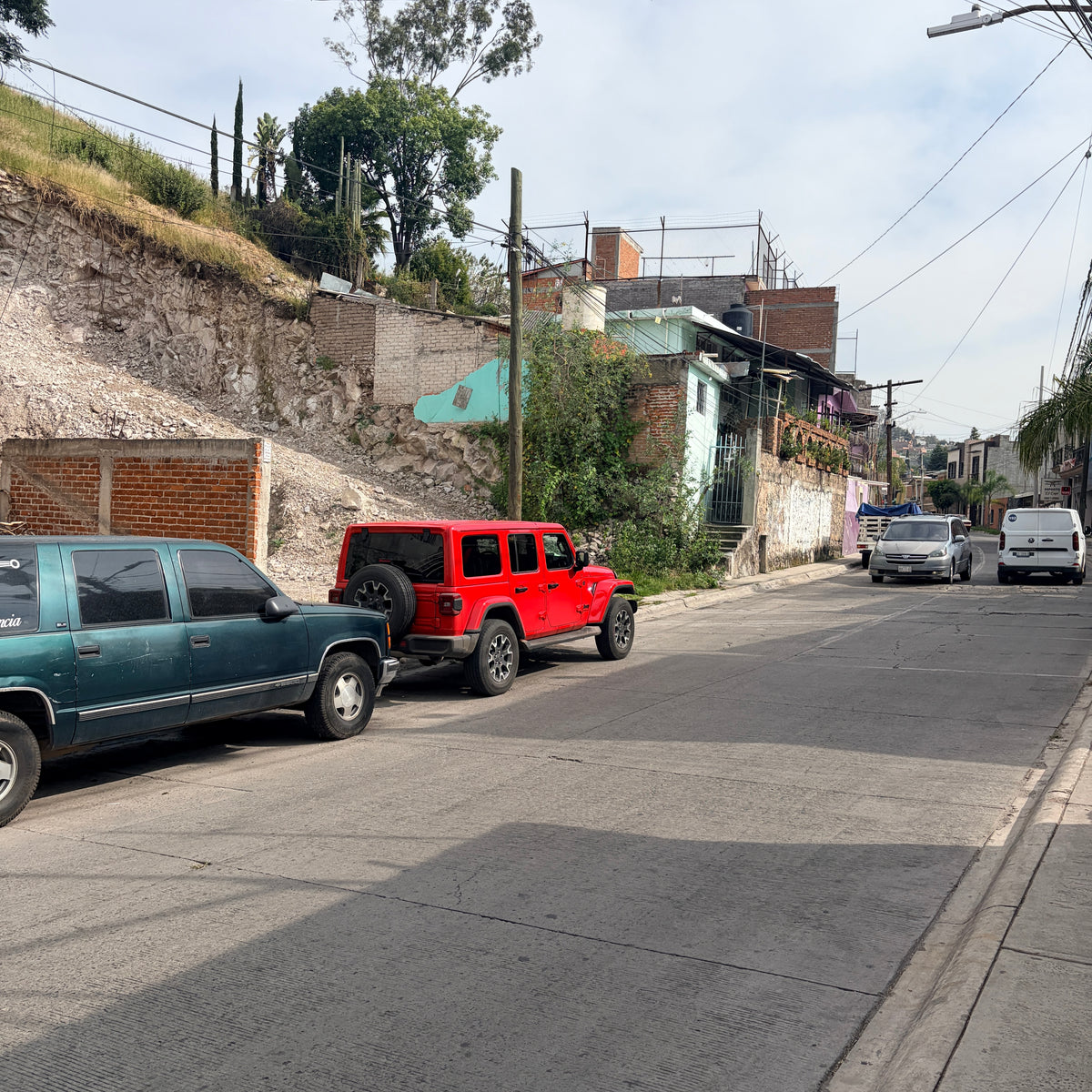 TERRENO EN AVENIDA PRINCIPAL DE ZINAPÉCUARO, SALIDA ACÁMBARO 