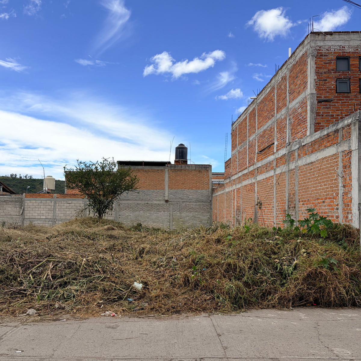 TERRENO A 3 CUADRAS DEL CENTRO DE ZINAPÉCUARO