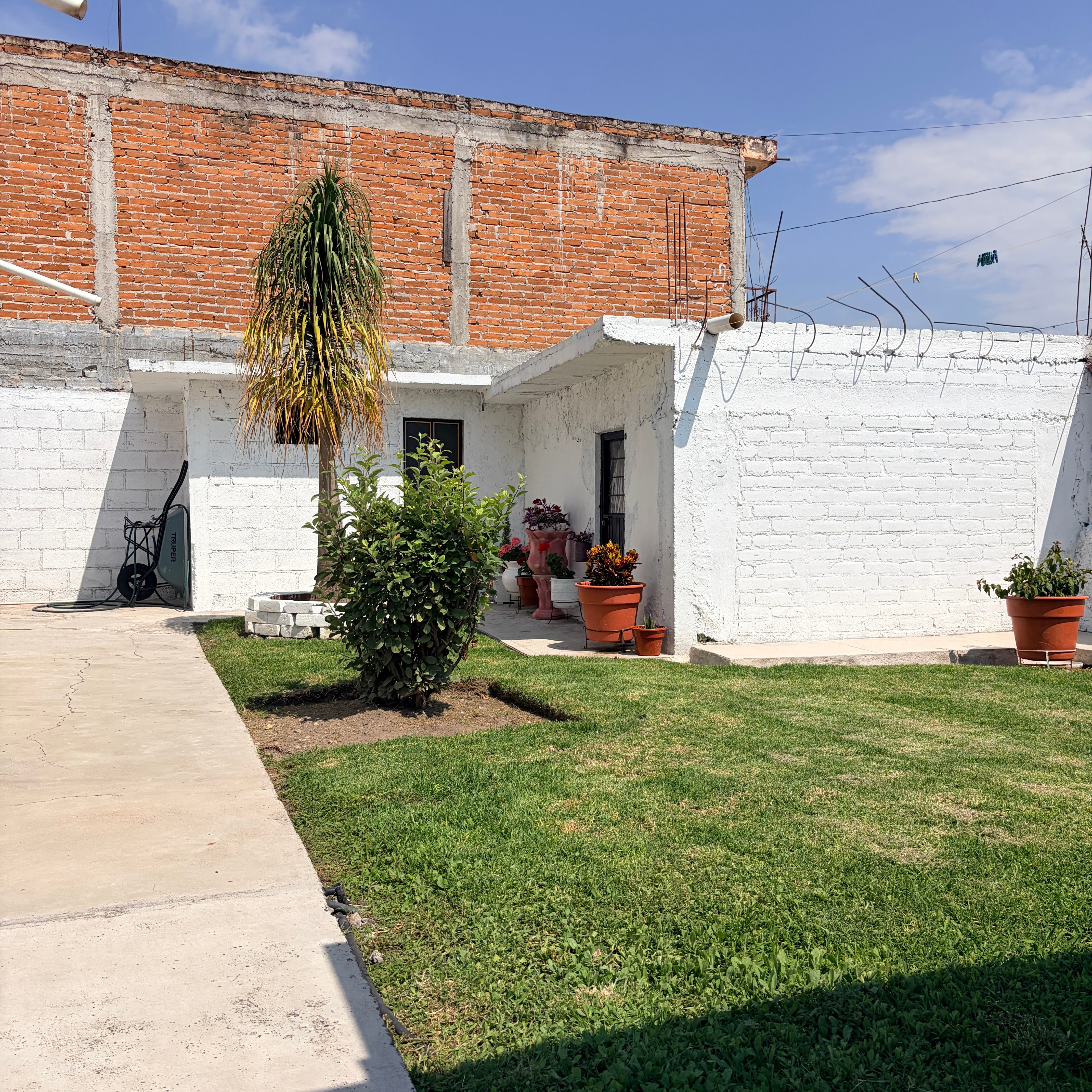 CASA A PIE DE CARRETERA FEDERAL • EN LA YEGÜERÍA• ZINAPÉCUARO MICHOACÁN