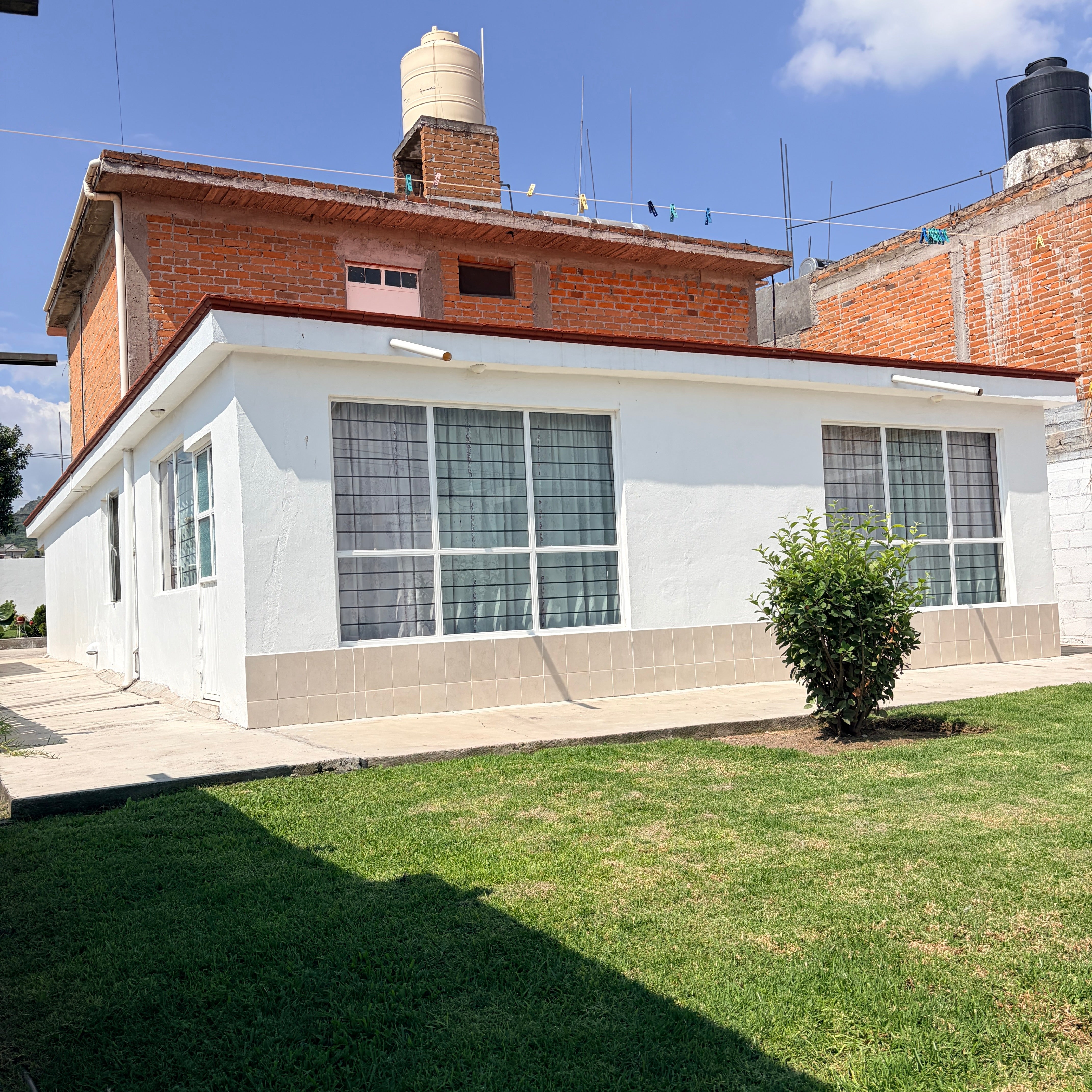 CASA A PIE DE CARRETERA FEDERAL • EN LA YEGÜERÍA•  ZINAPÉCUARO MICHOACÁN