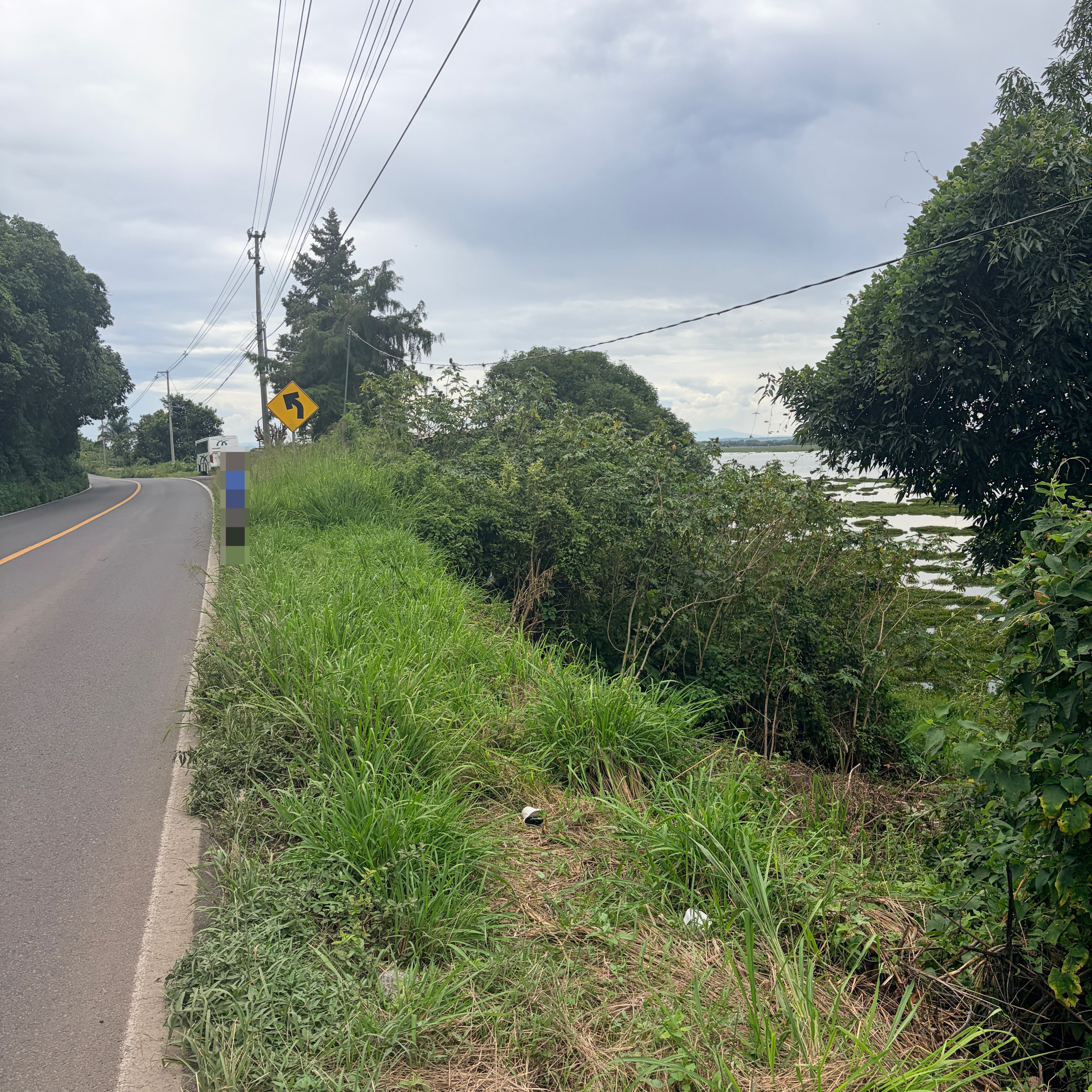 TERRENO A PIE DE CARRETERA FEDERAL • A ORILLA DE LAGO DE QUERENDARO