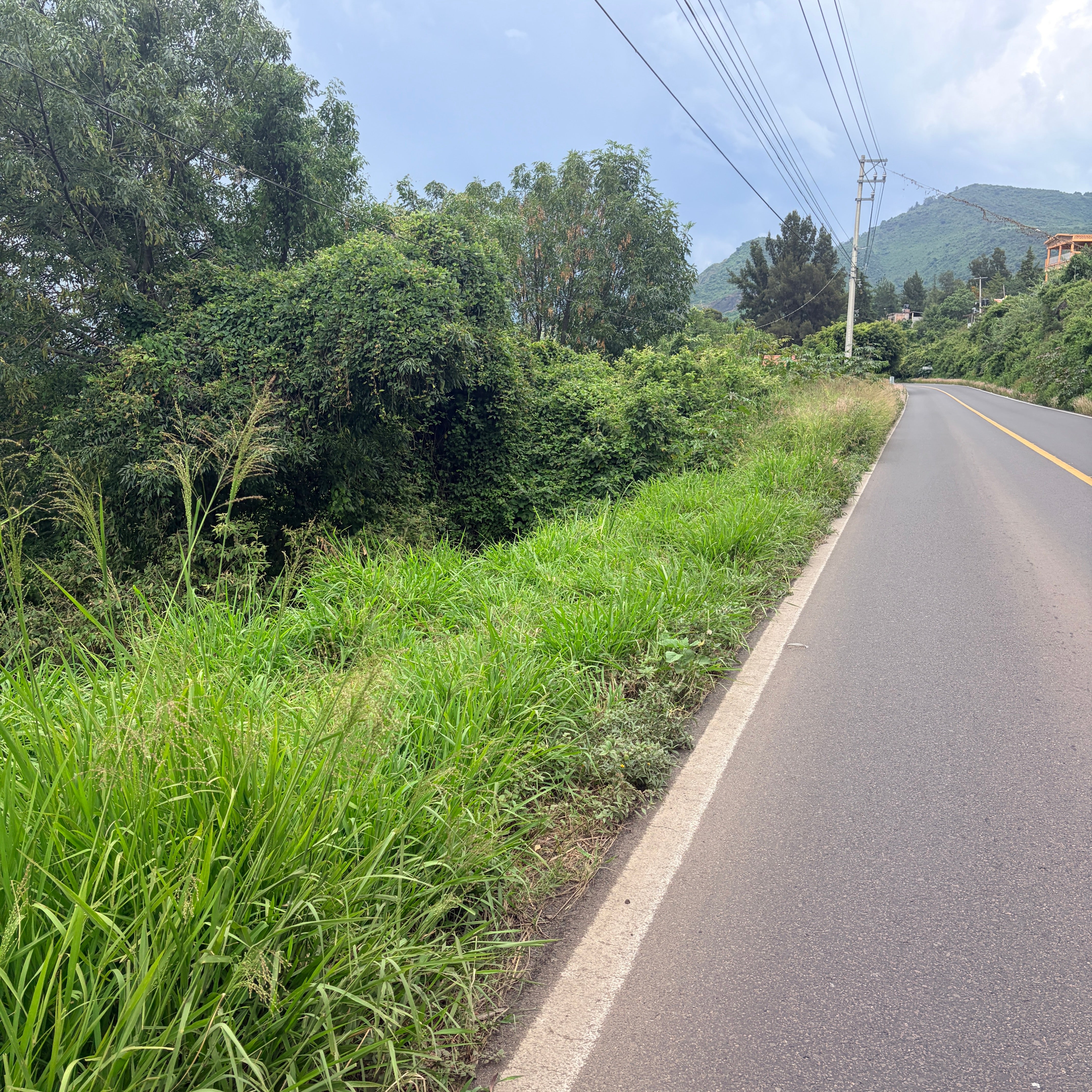 TERRENO A PIE DE CARRETERA FEDERAL • A ORILLA DE LAGO DE QUERENDARO