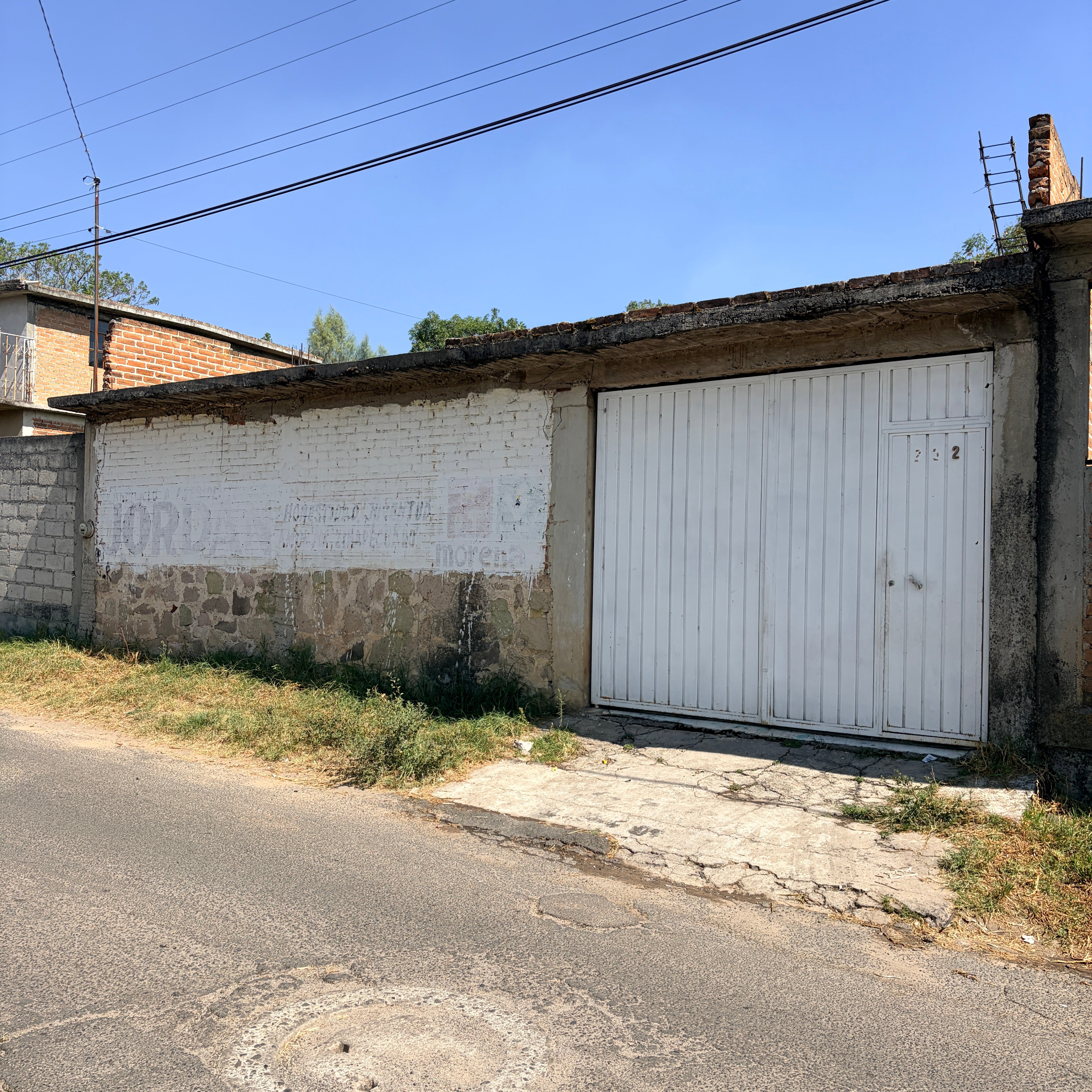 TERRENO CON CONSTRUCCIÓN EN OBRA GRIS, EN ZINAPÉCUARO